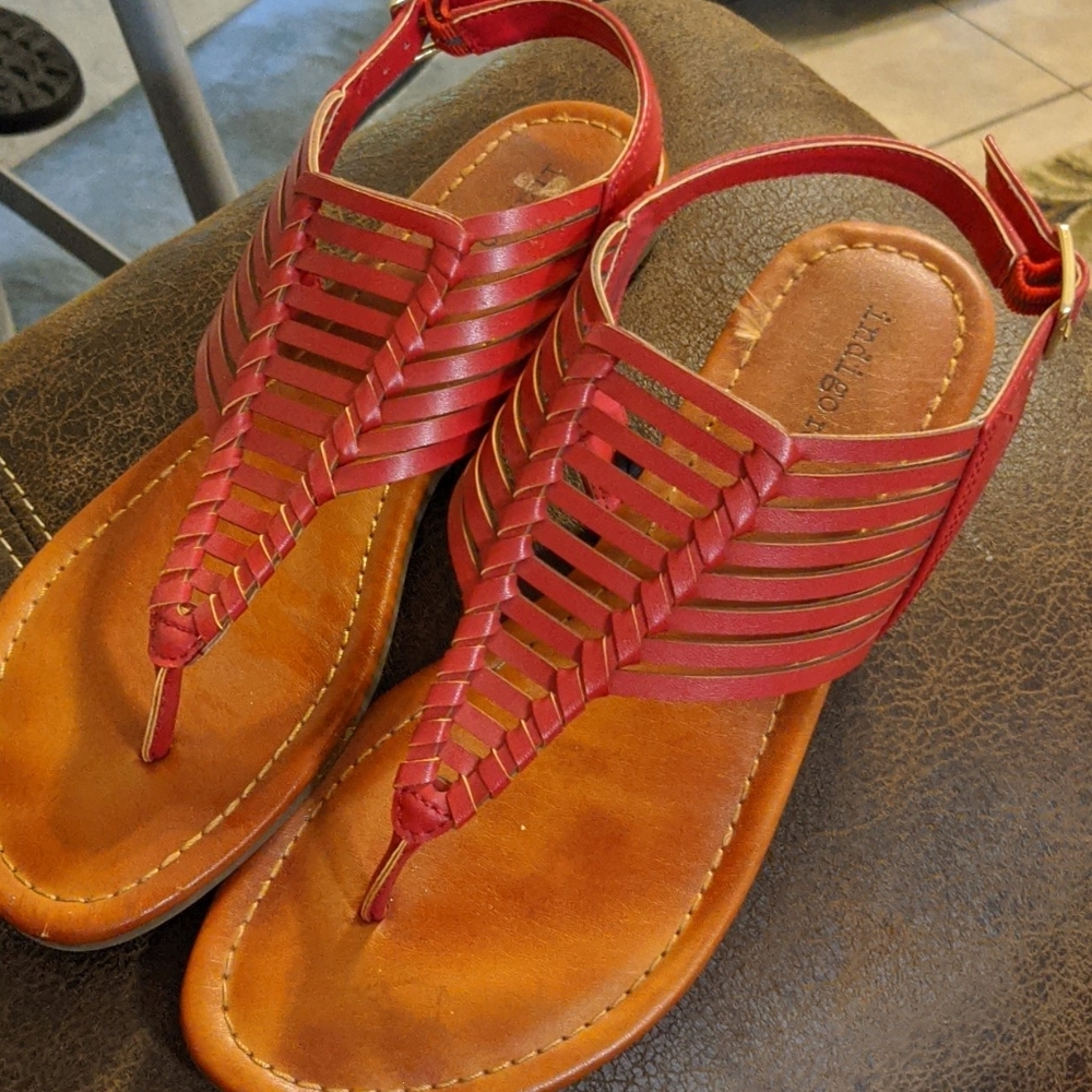 Indigo Rd. Red braided sandals